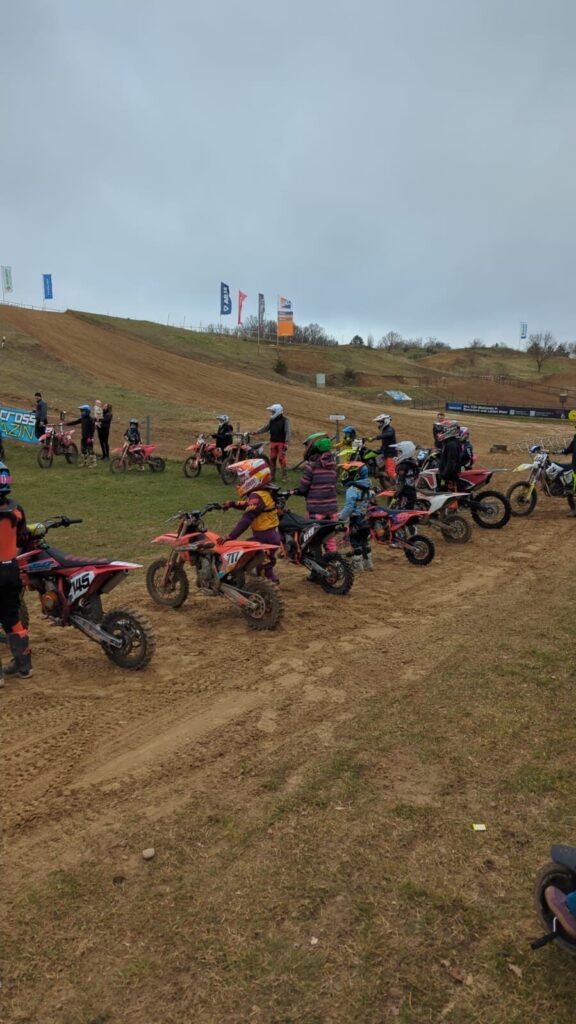 Kinder mit kleinen Motocross-Motorrädern vor dem Hang am Echoberg in Tessin