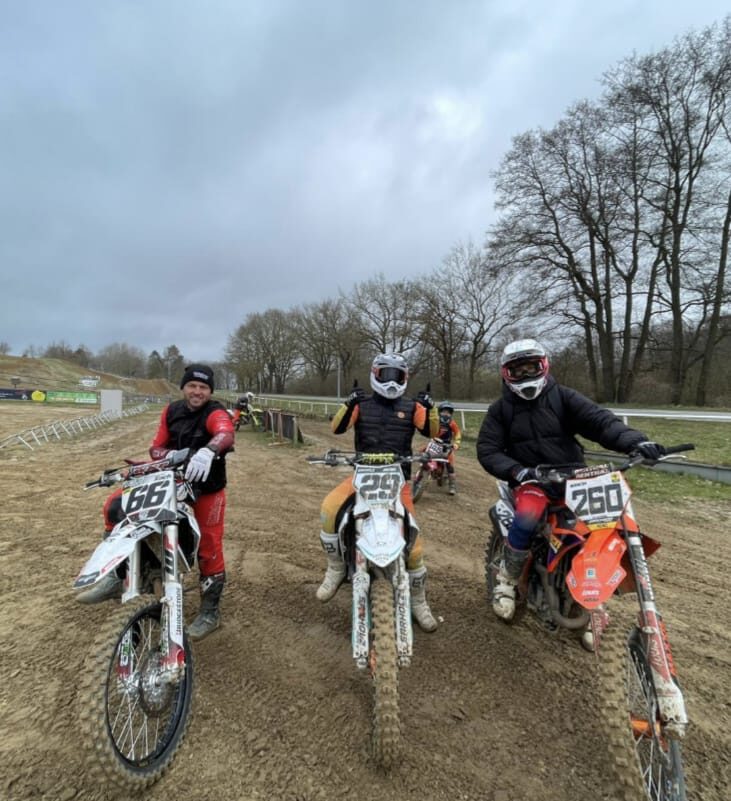 Drei Motocross-Fahrer auf der Strecke am Echoberg in Tessin unter grauem Winterhimmel