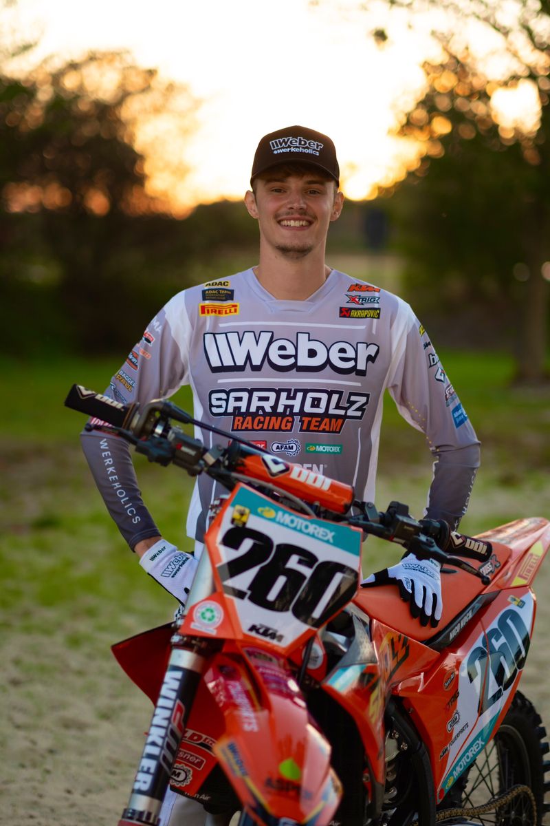 Trainer Nico Koch mit Startnummer 260 neben seinem Motocross-Motorrad