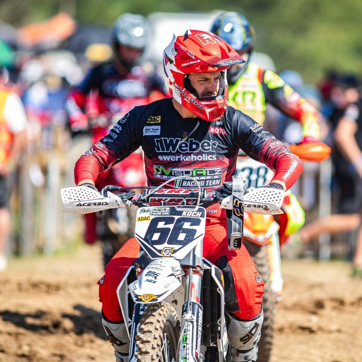 Trainer Tim Koch mit Startnummer 66 auf seinem Motocross-Motorrad