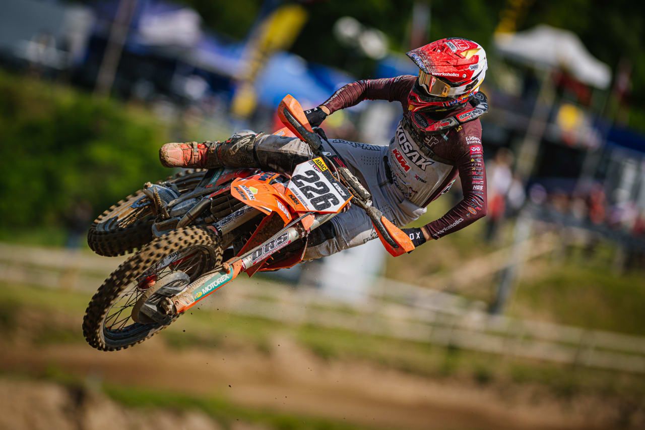 Tom Koch im Sprung, Motocross-Training mit den Kochs in Tessin
