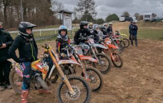 Motocross-Fahrer in einer Reihe beim Wintertraining am Echoberg in Tessin